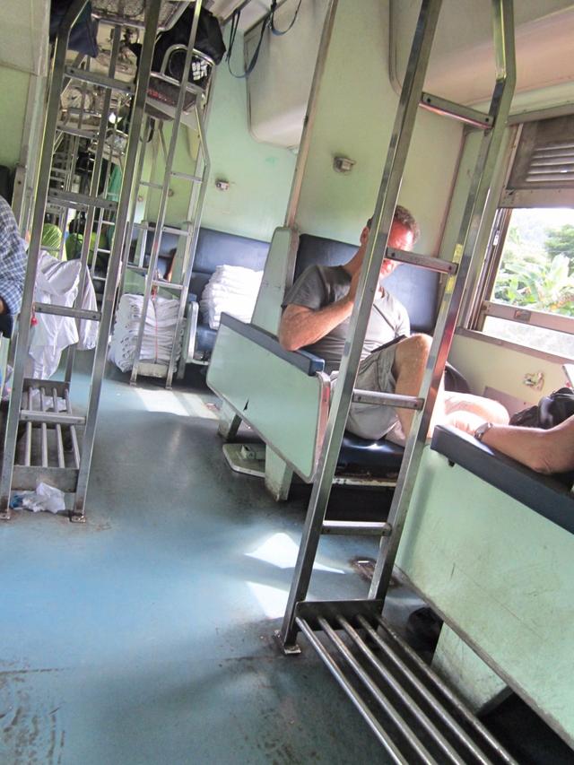 从曼谷到清迈,泰国火车卧铺的条件并不比中国