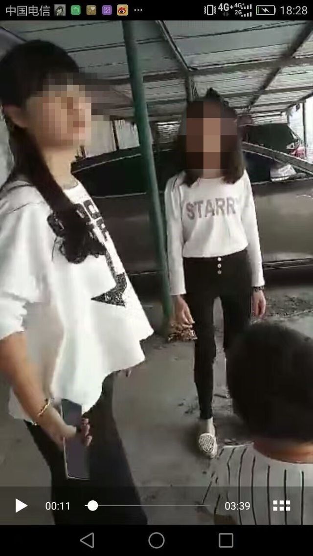 在这段1分钟左右的视频中,一名白衣女子多次扇另外一名白衣女子耳光