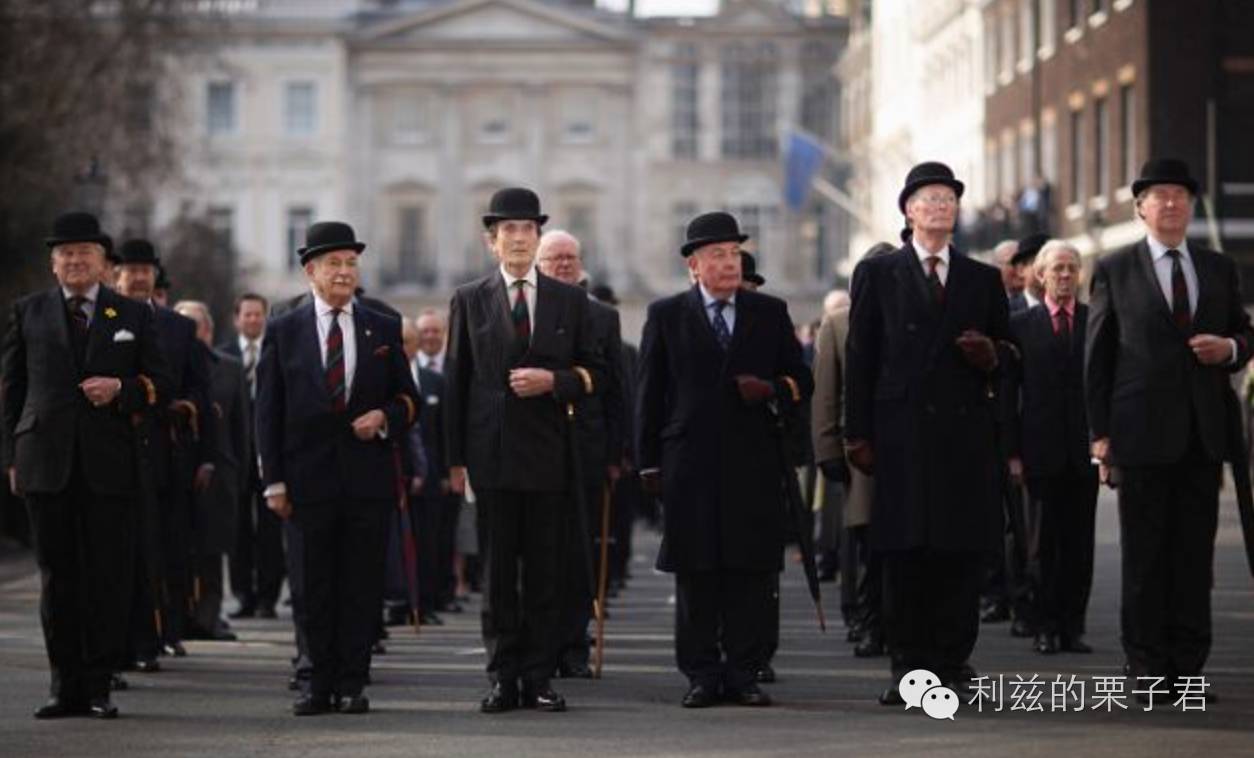 一旦下起认真的雨,伞根本没用 没出国的时候说起英国绅士,脑子里立刻