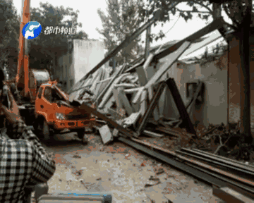 郑州三层高的楼房顷刻间倒塌,数人被埋! 一死五伤.