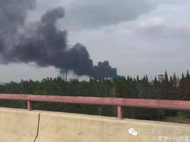 新闻快讯金陵石化炼油厂发生爆炸尧化门上空黑烟笼罩多图视频