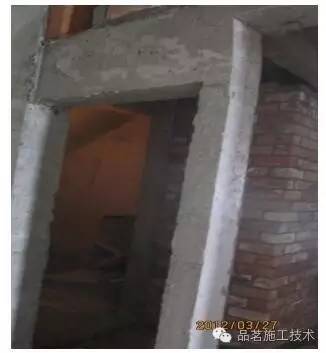 与混凝土墙柱连接的小门垛在主体结构施工时进行图纸优化,同主体结构