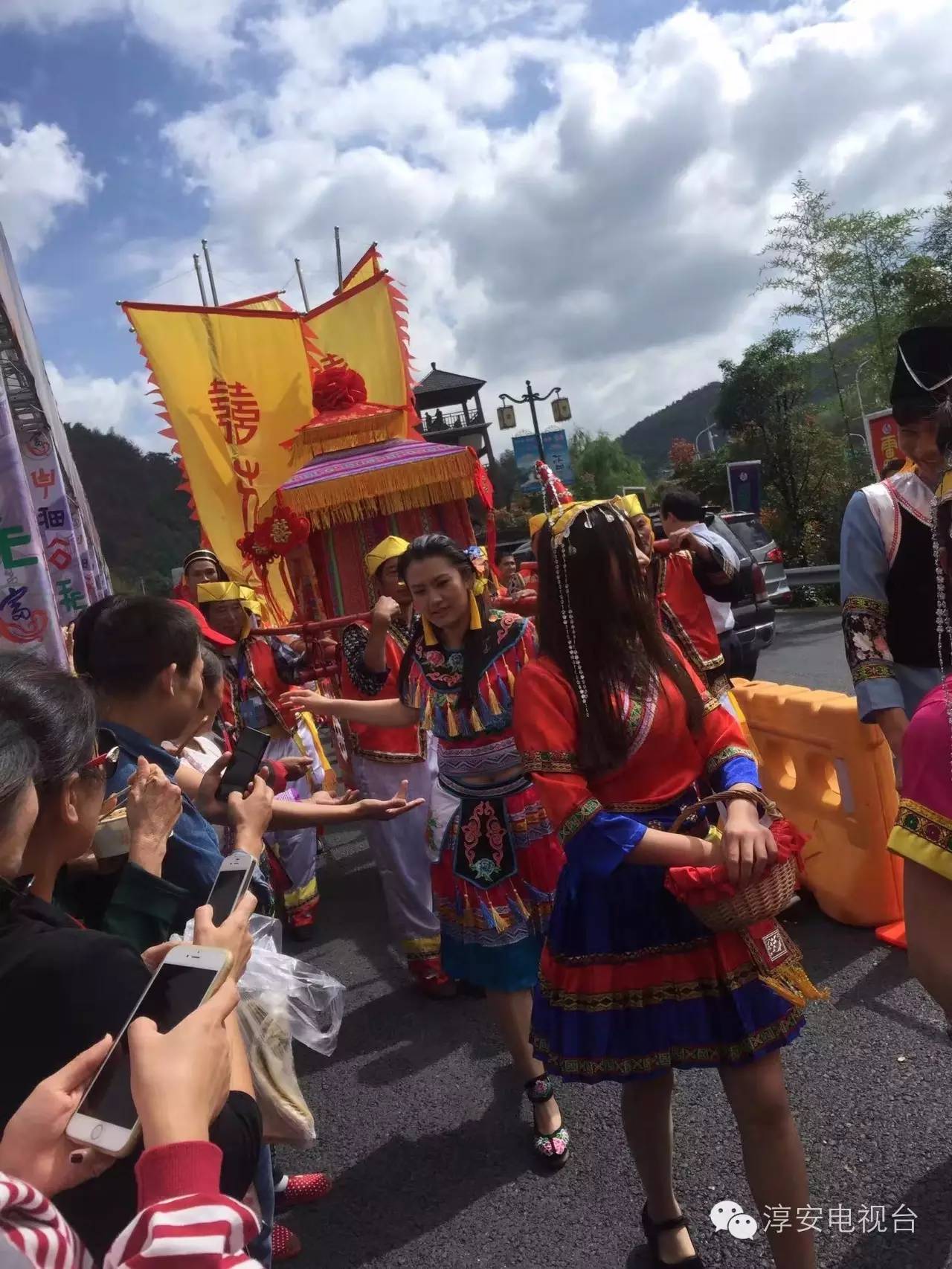 身穿畲族特色服装的畲族小伙和姑娘们载歌载舞,共同庆祝这个传统节日