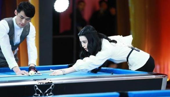 女星打台球邓紫棋搞笑被赵丽颖给帅到了