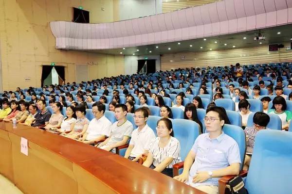 高校书记讲党课让优秀成为一种习惯广西医科大学党委书记仇小强走进