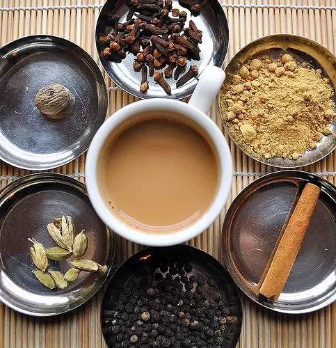 印度玛莎拉茶是最常见的一种香茶,由黑茶,香料,牛奶和糖调和而成.