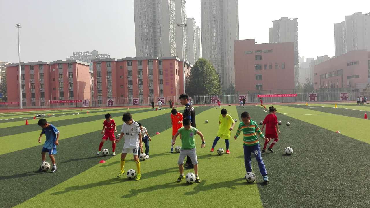 中国足球加油 西安恒大足球大秦青训持续培养