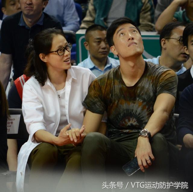 刘翔吴莎甜蜜现身nba中国赛上海站