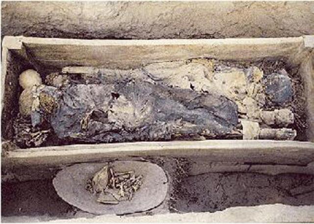 苏贝希古墓群中保存最好的干尸,两千年竟衣帽可鉴