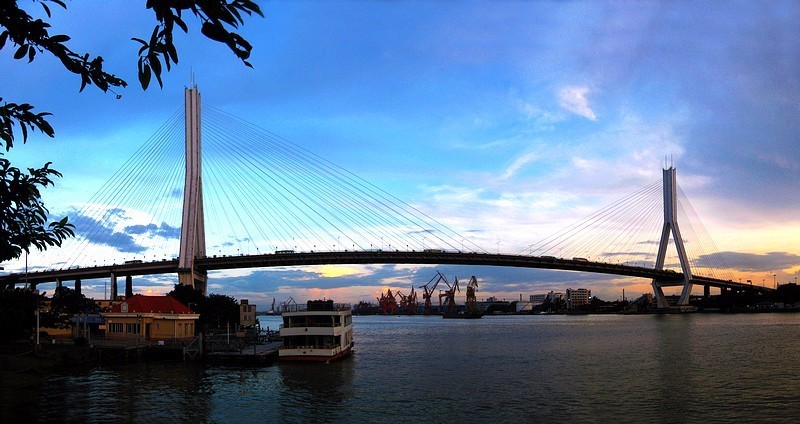 鹤洞大桥横跨珠江