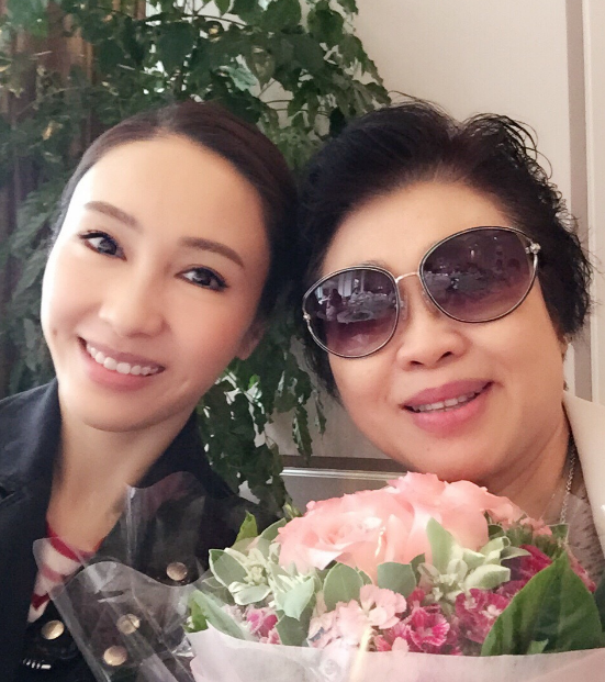 华语圈其实有很多女明星都在今年度过了45岁生日:俞飞鸿,朱茵,黎姿