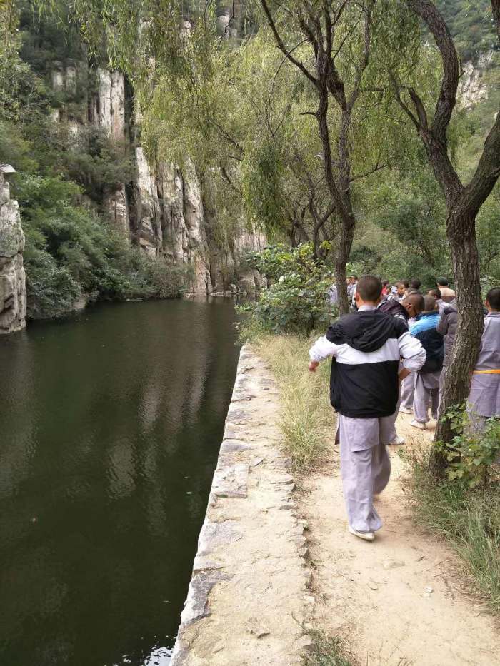 九九重阳节,的教练带领孩子们去登封市八龙潭登山游玩,来看看有你家