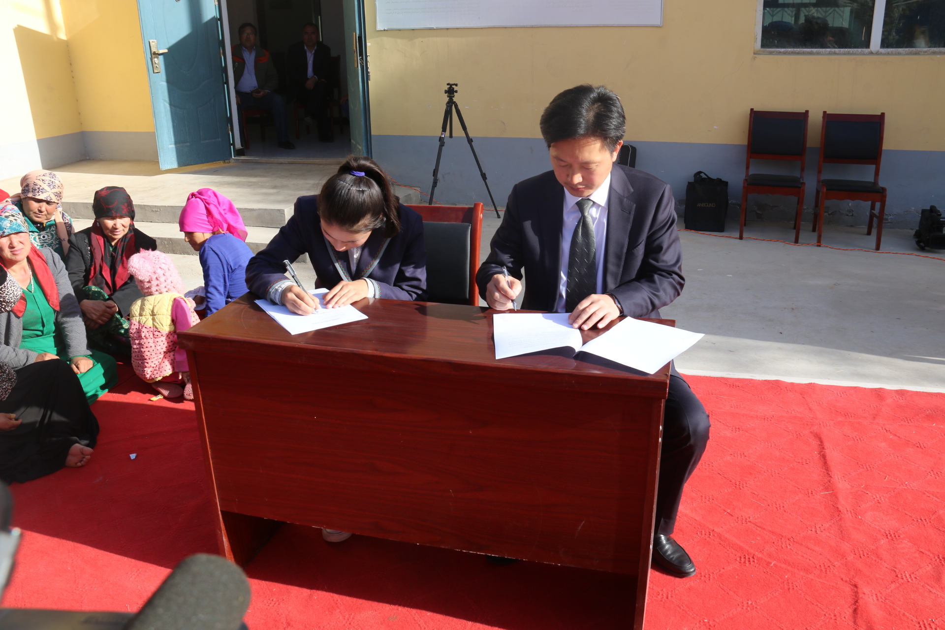 安邦智库成都公司总经理王亚东与受资助学生代表签定资助协议书