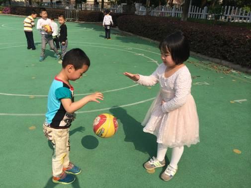 十种幼儿园球类益智游戏,孩子越玩越聪明!