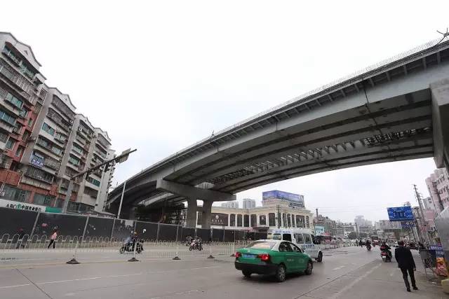 横跨沙冲中路高架,基本上修好了.