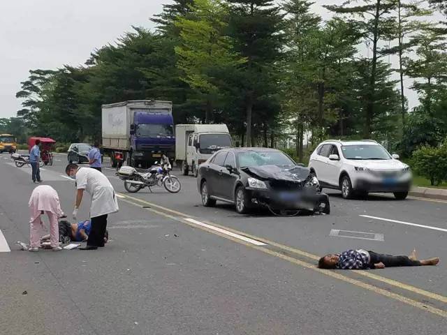 金山大道复苏路发生严重车祸,小车车头变形,有两人当场.