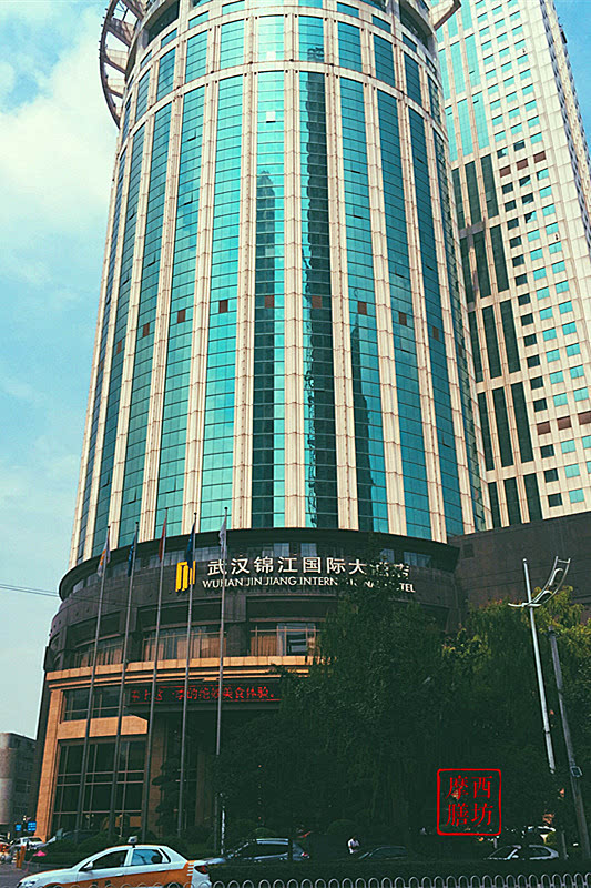 武汉锦江国际大酒店位于武汉市中心建设大道金融一条街的黄金地段.