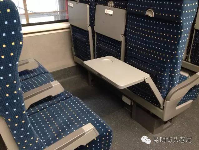 这是高铁上最普通的座位啦,也是最最便宜的座位,即便如此, 它的座位