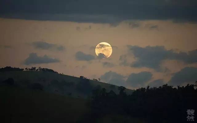一直觉得,山里的月亮,是天地间的精魂.