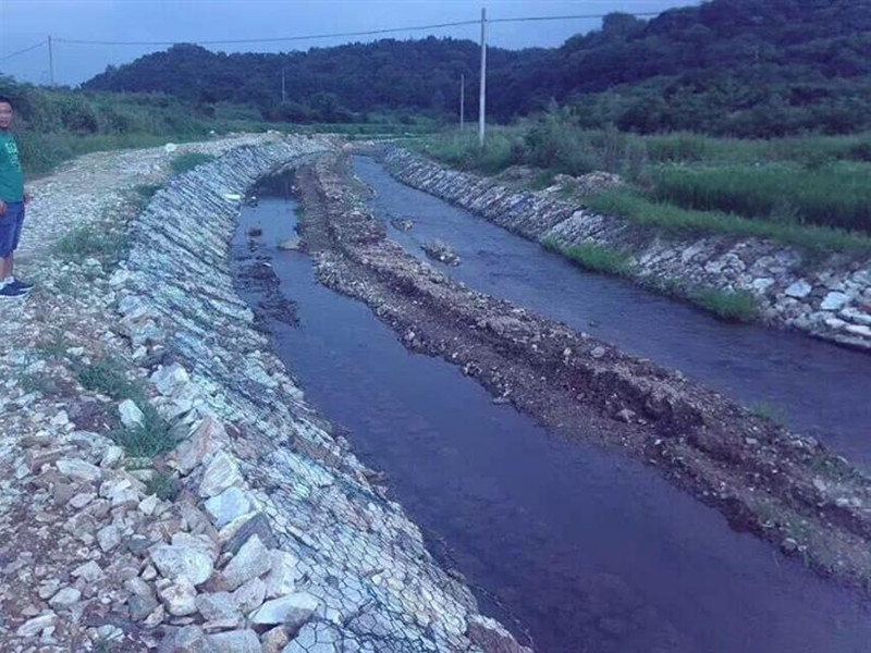 迎水坡格宾护垫护岸_堤防格宾石笼_河道格宾网