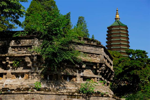 灵光寺灵光寺就在北京市石景山区翠微山中,是一座拥有1200多年历史的