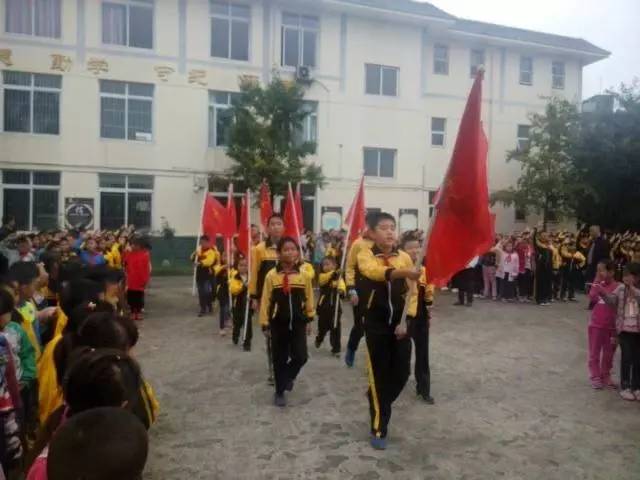 南宝山镇小学校少先队建队日活动