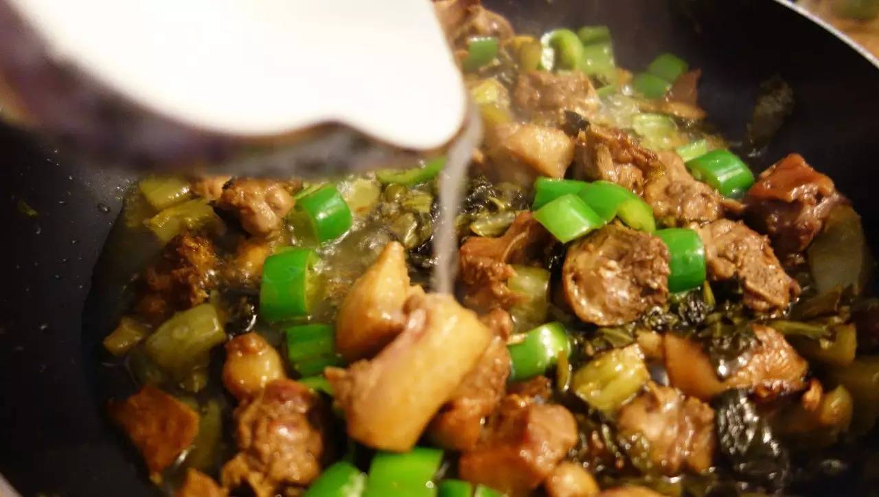 谭小厨的厨房 酸菜焖鸭,一道简单的开胃家常菜