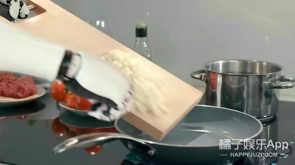 做饭机器人Moley不仅可以烹制米其林大餐,现在