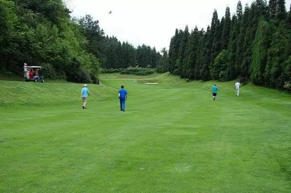 高尔夫球场会所这里拥有贵州唯一的18洞72杆国际标准球场,独特的