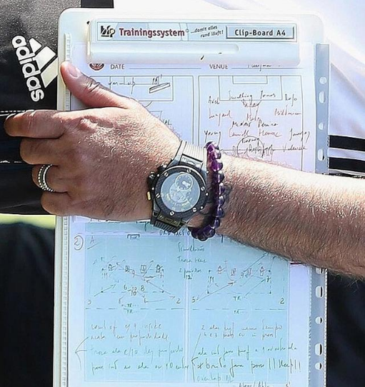 世界级教练PK亲手绘战术图 穆帅的字.