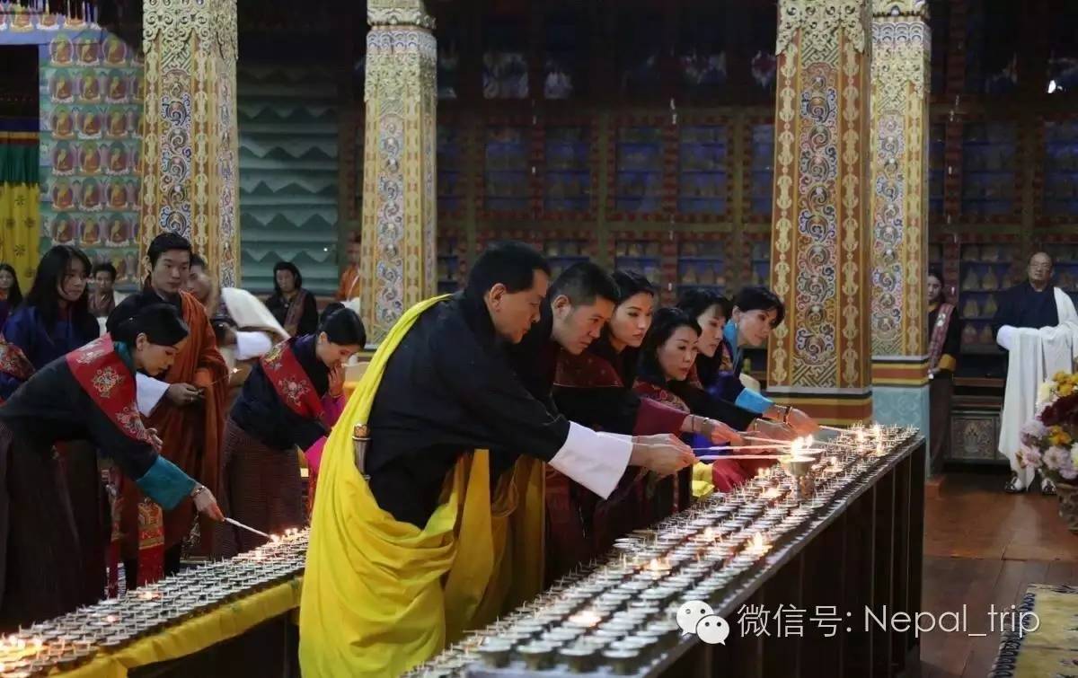 泰国国王逝世,不丹王室供千灯哀悼祈福