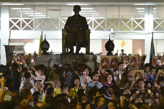 泰国国王去世 民众穿黑色衣服举国哀悼