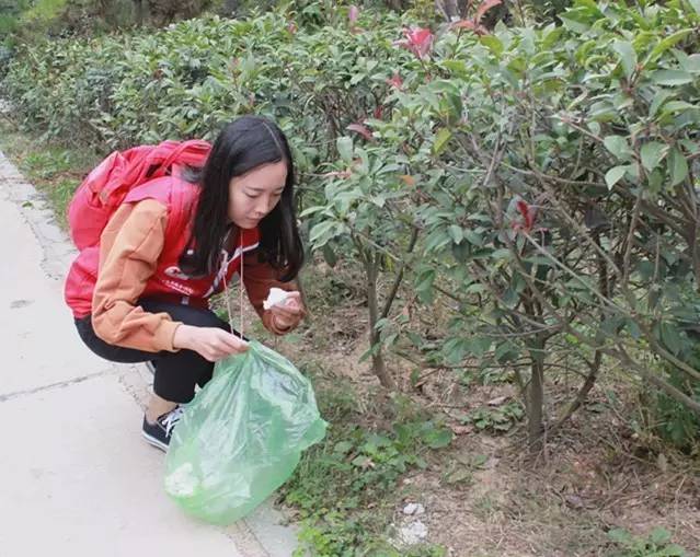 大学生为何背上红书包,在青岛街头捡垃圾?