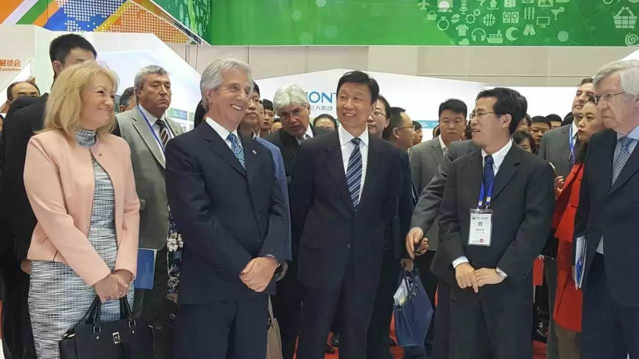 第十届中国拉美企业家高峰会国家副主席李源潮陪同乌拉圭总统参观中兴