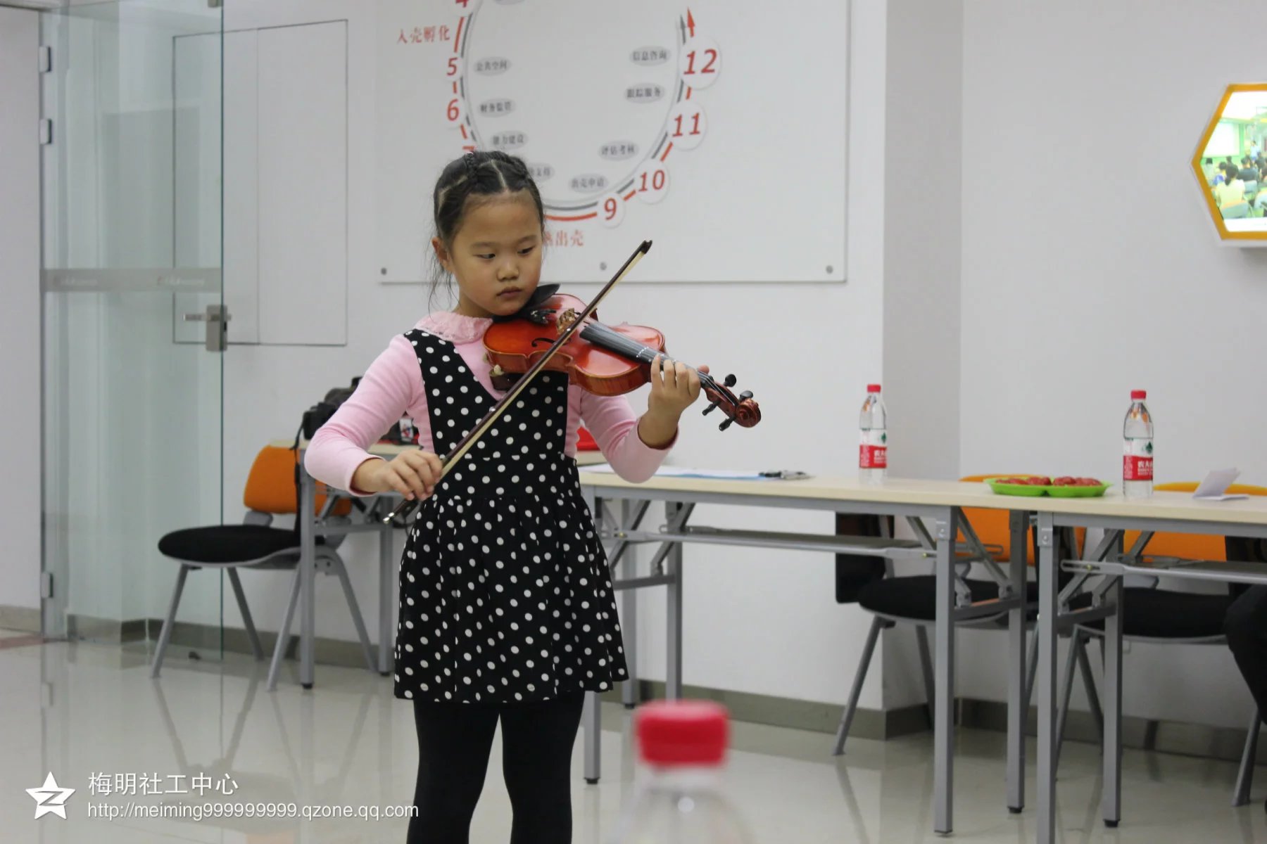 爱也琴行志愿服务队组织区实验小学的志愿者小提琴演奏大渡口区盲人