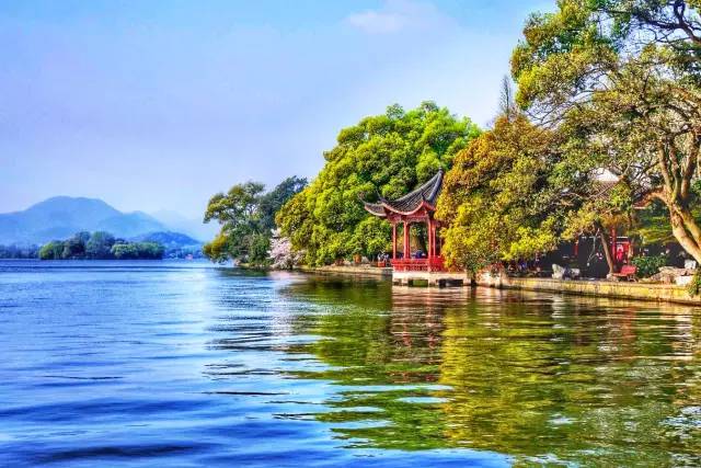 她三面云山,中涵碧水,山水辉映,古今文人墨客曾无数次赞叹西湖美景.