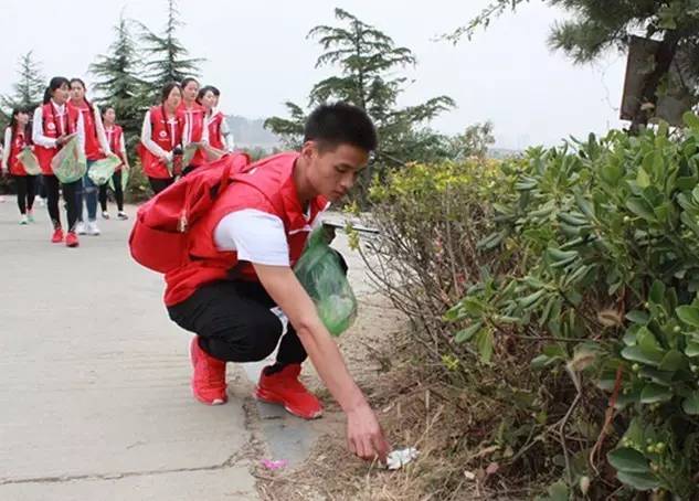 大学生为何背上红书包,在青岛街头捡垃圾?