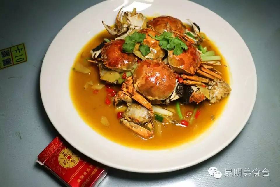 昆明一美味螃蟹，汤汁拌饭能甩3大碗，边吃边解裤带