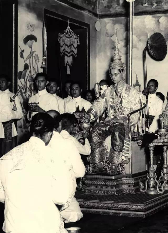 泰国国王普密蓬是泰国人民心中的神!