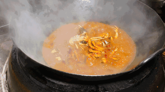 昆明一美味螃蟹，汤汁拌饭能甩3大碗，边吃边解裤带