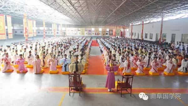 穿汉服拜孔子,曲阜国学院里体验拜师礼