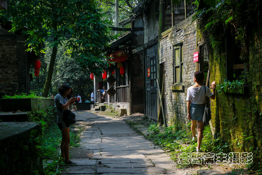 又有近半年没去了,金刚碑这里看起来是日渐凋敝,又有好几个地方被