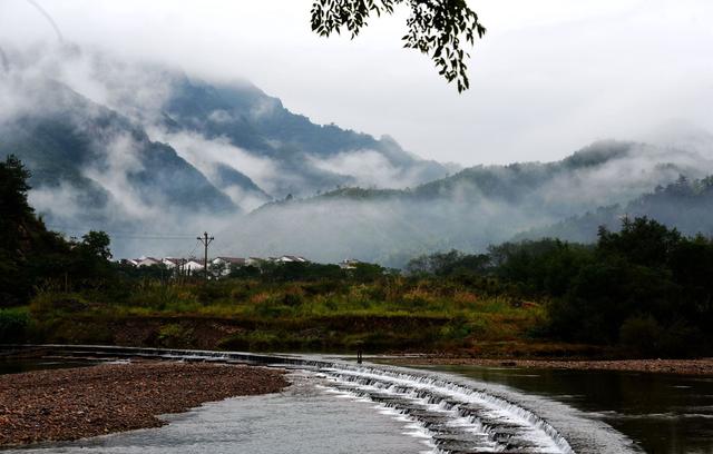 进入秋季,仙居县淡竹乡韦羌溪两岸时常云雾缭绕,群峦