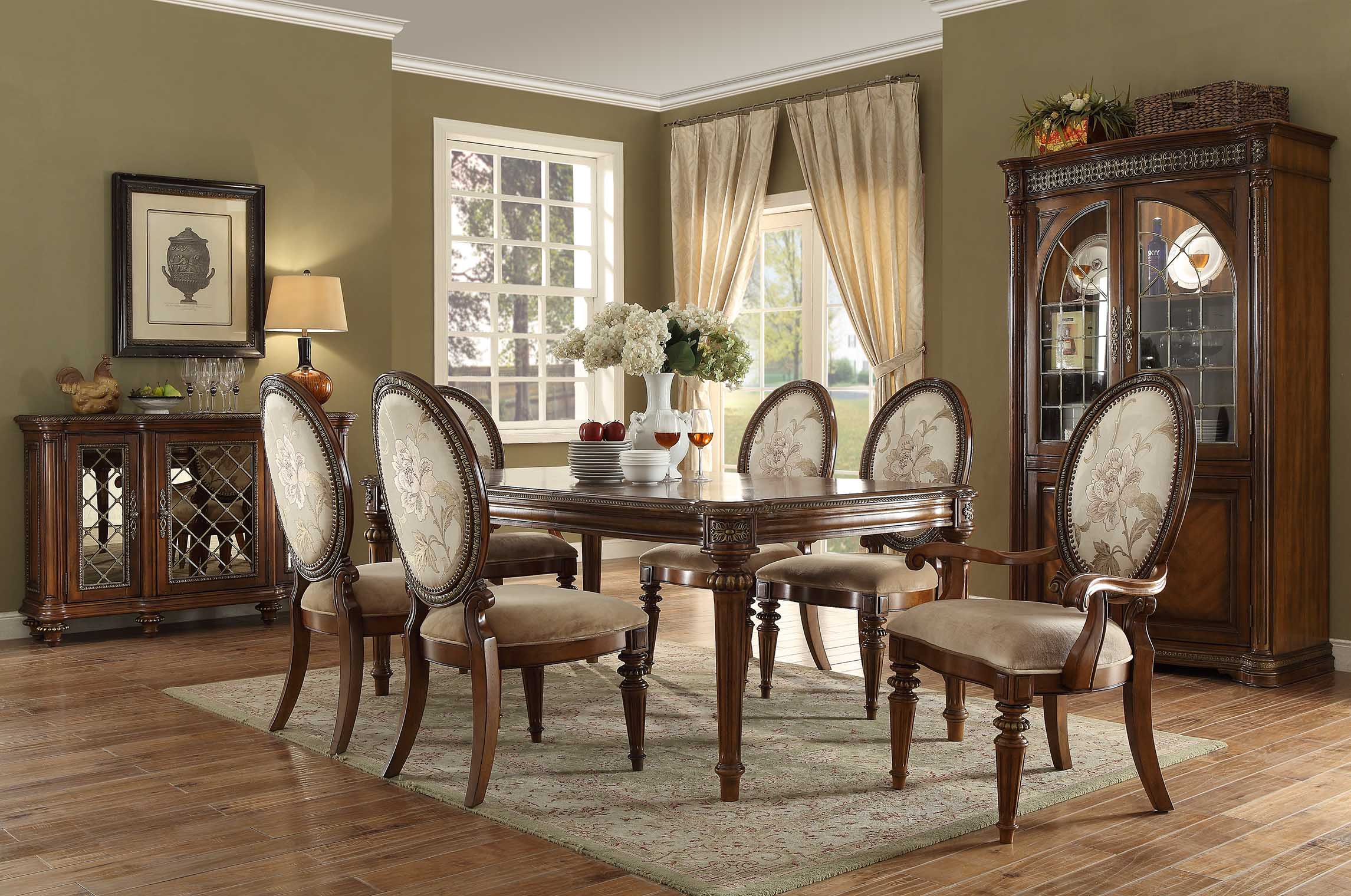 强调简洁,明晰的线条和优雅,得体有度的装饰是美式家具的特征.