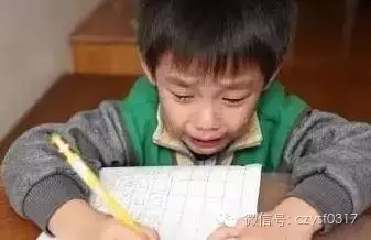 老师布置作业抄课文20遍 小学生边吵边哭：我太难了啊!