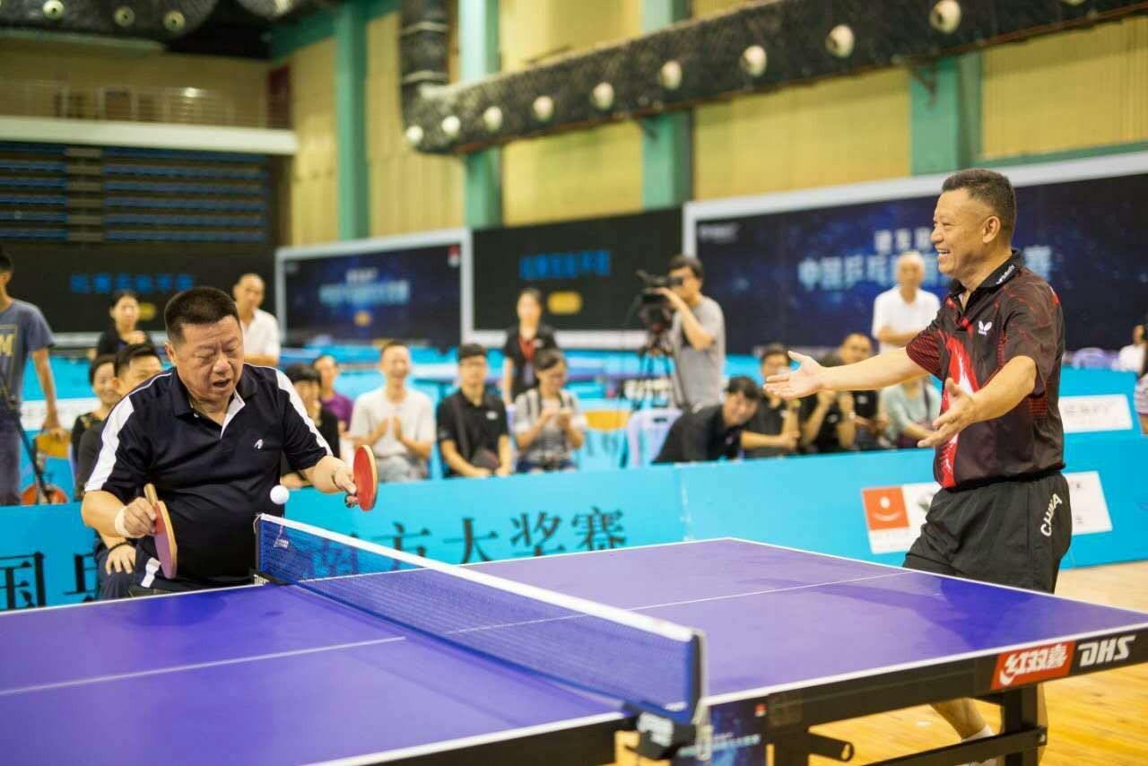 前乒乓球世界冠军郭跃华,陈新华进行精彩的花式表演