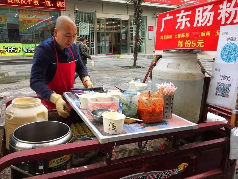 西安这些小脏摊儿,为啥就能排那么长的队!