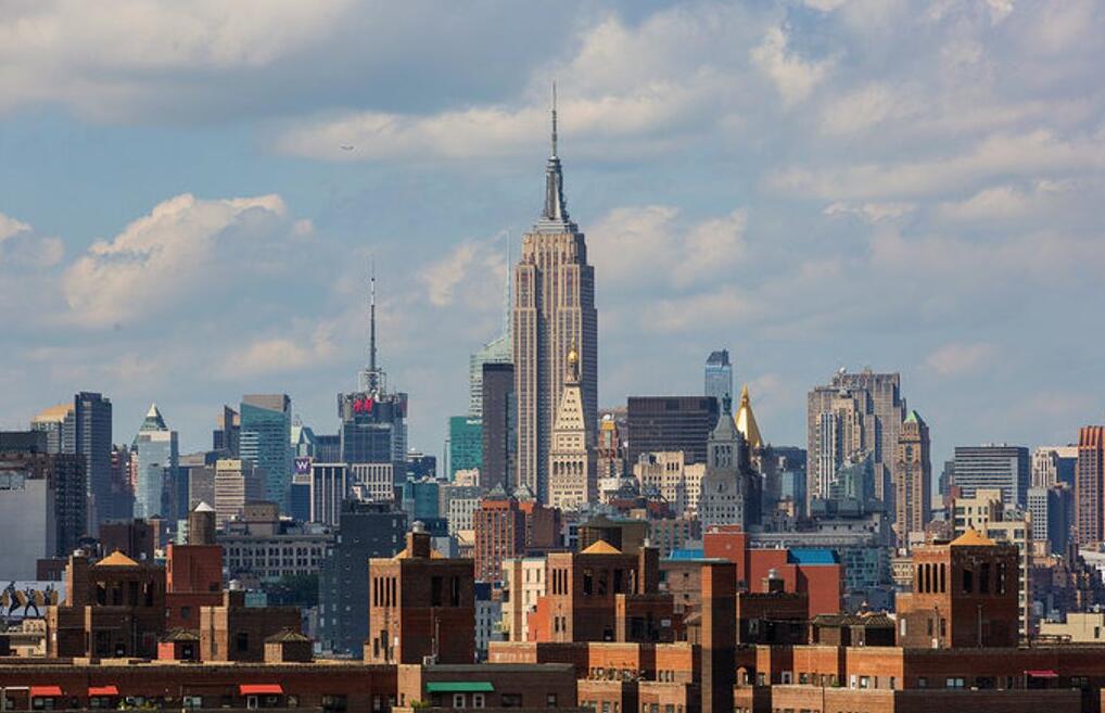 bridge,midtown tunnel 与皇后区〈queens〉相连,经由 manhattan