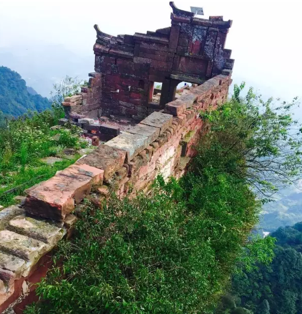 登至山顶,可以看到一处古刹;宝峰寺.