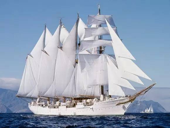 单桅运动帆船上有一桅杆和一个帆,如主帆艇--凯特艇上的帆就是主帆.